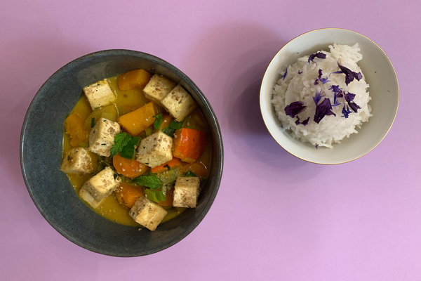 Kürbis-Curry mit Minze-Sesam-Tofu und Sternanis-Reis