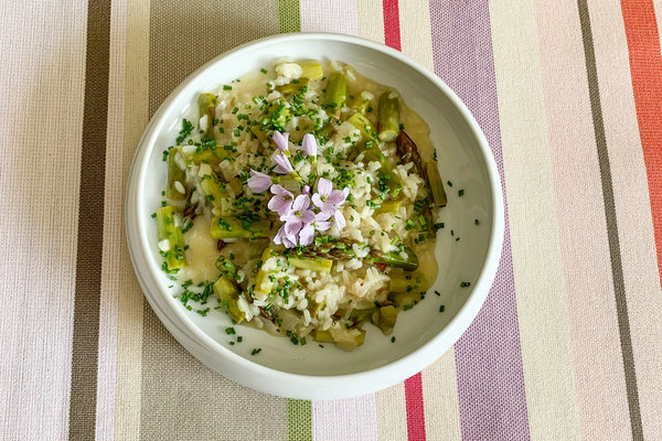 Wildkräuterquark mit Bergheu-Kartoffel, dazu Frühlingssalat mit Wurzeldressing (vegetarisch/vegan)